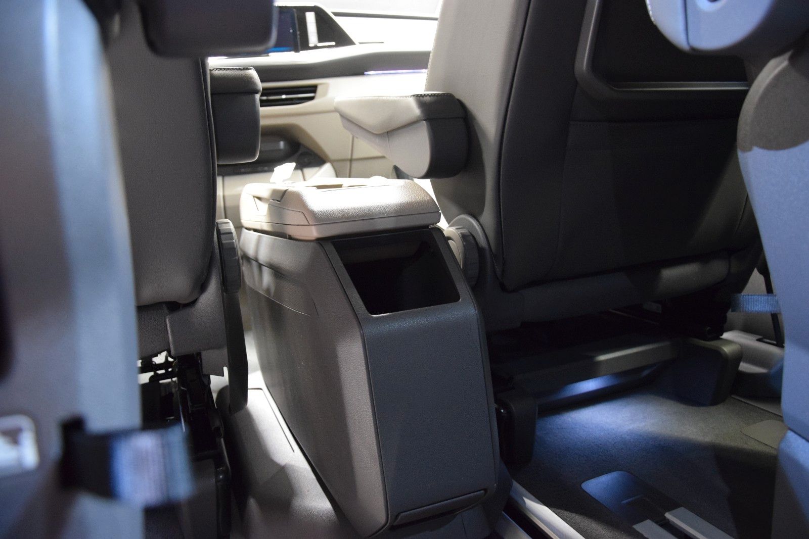 Fahrzeugabbildung Volkswagen T7 Multivan Style lang H&k vis-a-vis AHK ACC StH