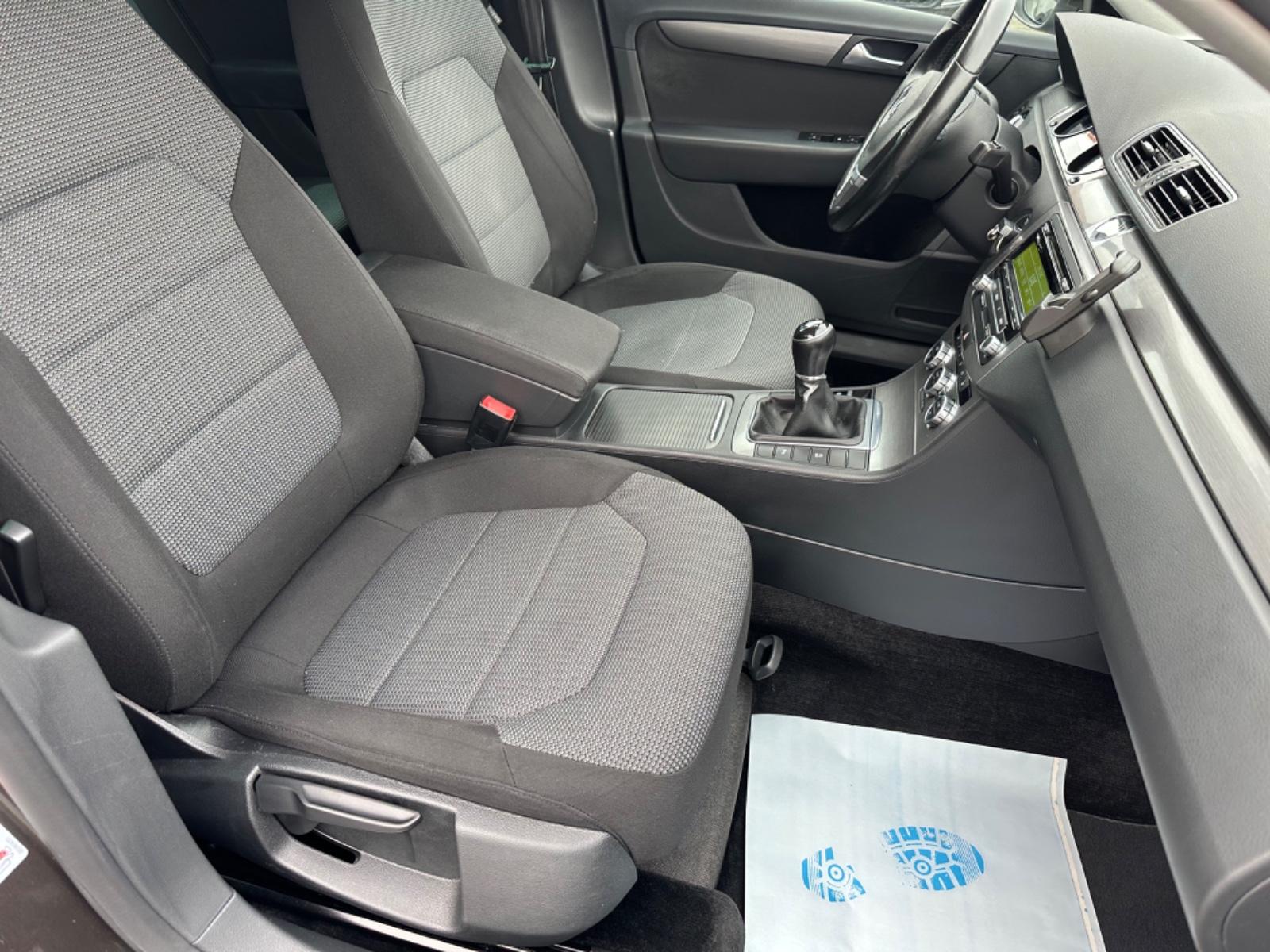 Volkswagen Passat 2012 — photo 19