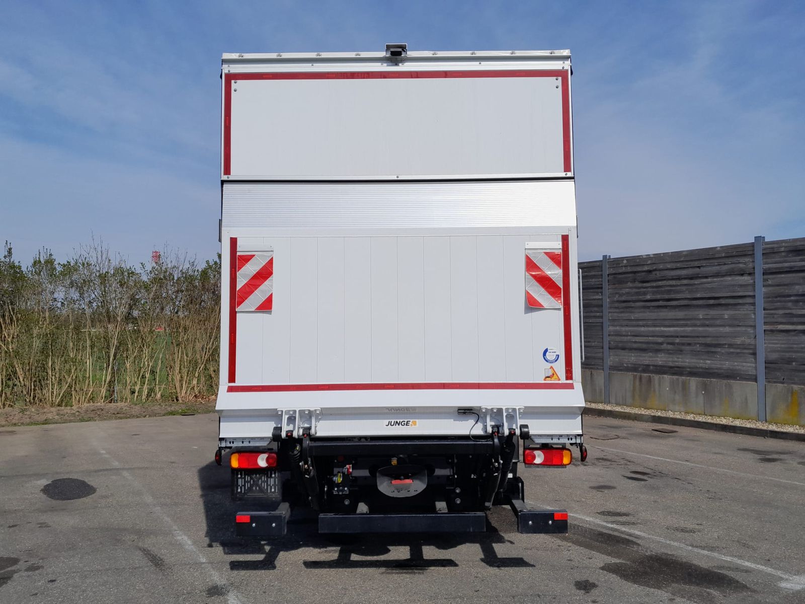 Fahrzeugabbildung DAF FA XB 290 16t Junge Pritsche-Plane