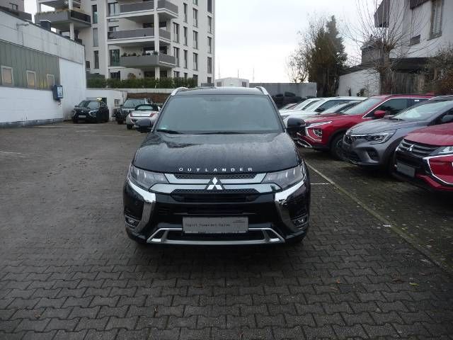 Mitsubishi Outlander Plug-in Hybrid PLUS Intro 2.4