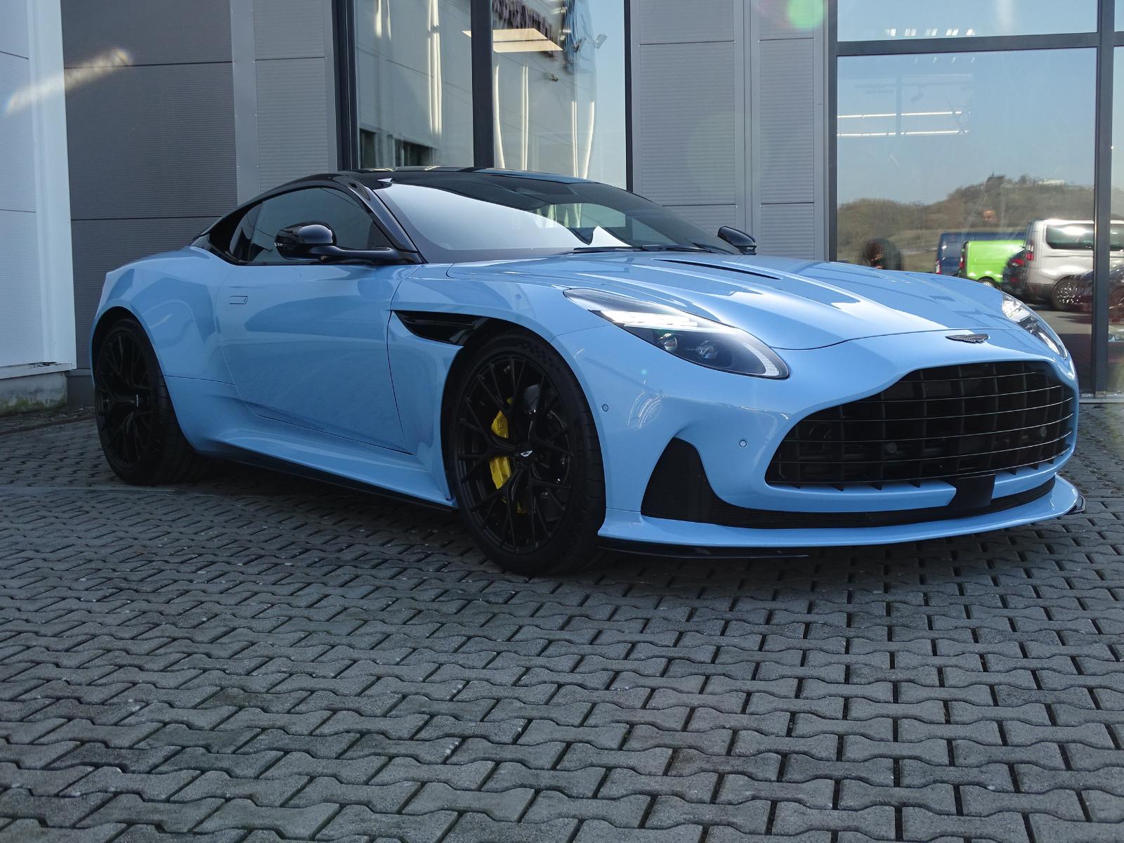 Aston Martin DB12 4.0 V8 Coupé FROSTED GLASS NP: 312.000 €