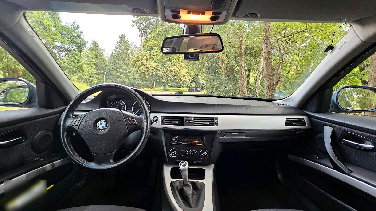BMW 318 2009 — photo 10