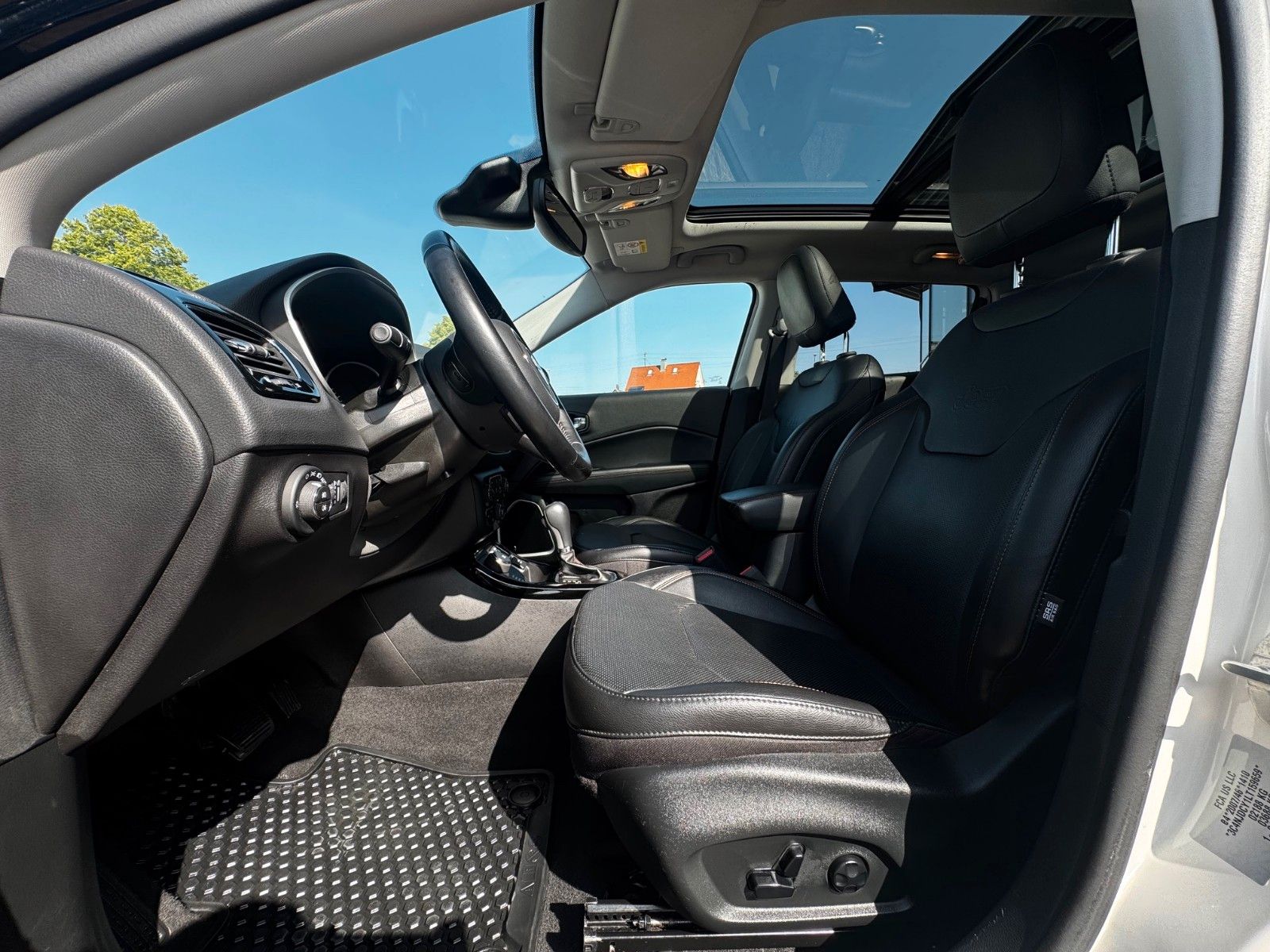 Fahrzeugabbildung Jeep COMPASS LIMITED 4X4 GLASDACH SITZKÜHLUNG DIESEL