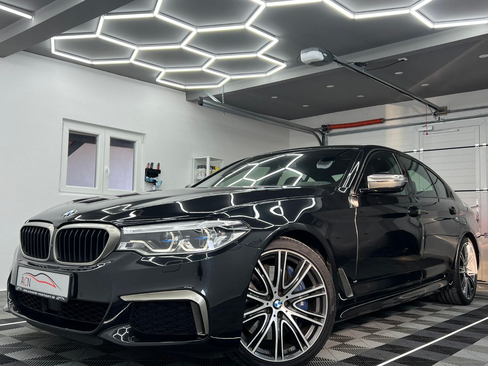 Fahrzeugabbildung BMW M550 d xDrive/LASER/ACC/DAB/H&K/DRIV. ASS. PLUS