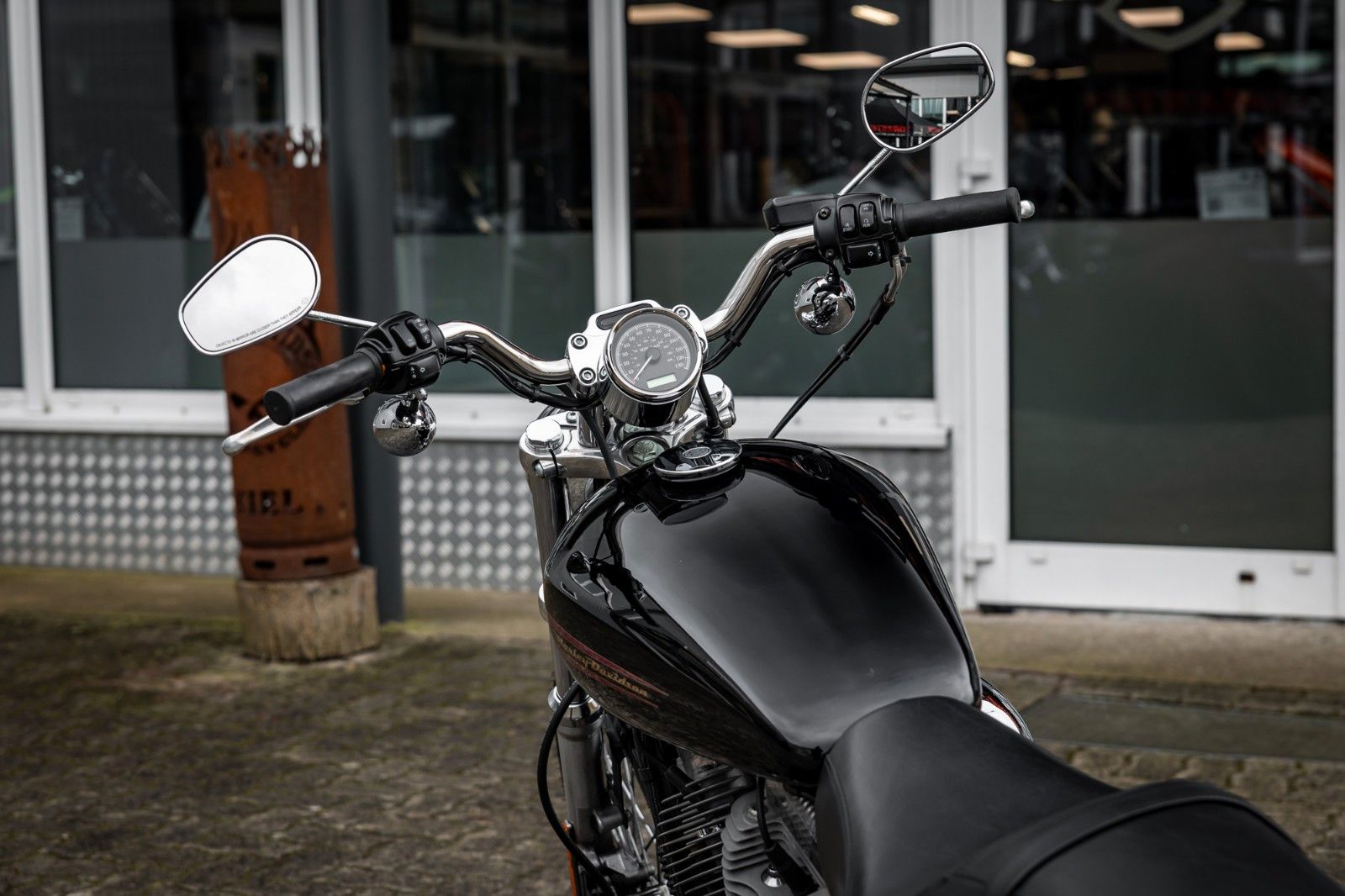 Fahrzeugabbildung Harley-Davidson XL883C CUSTOM SPORTSTER - VORVERLEGTE FUßRASTE