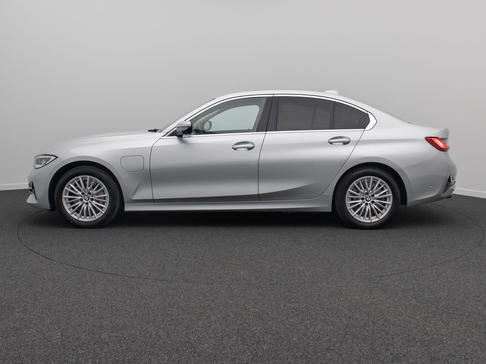 Fahrzeugabbildung BMW 330e Luxury Line 360°Laser HUD DAB H/K Komfort