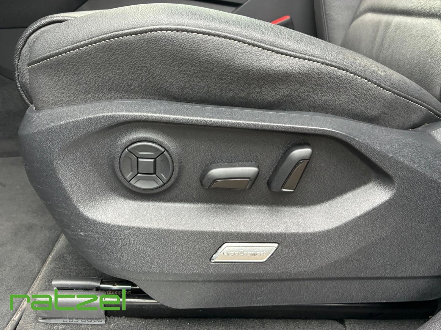 Fahrzeugabbildung Volkswagen Touareg Elegance 4Mot. eHyb. El. Panodach Navi L