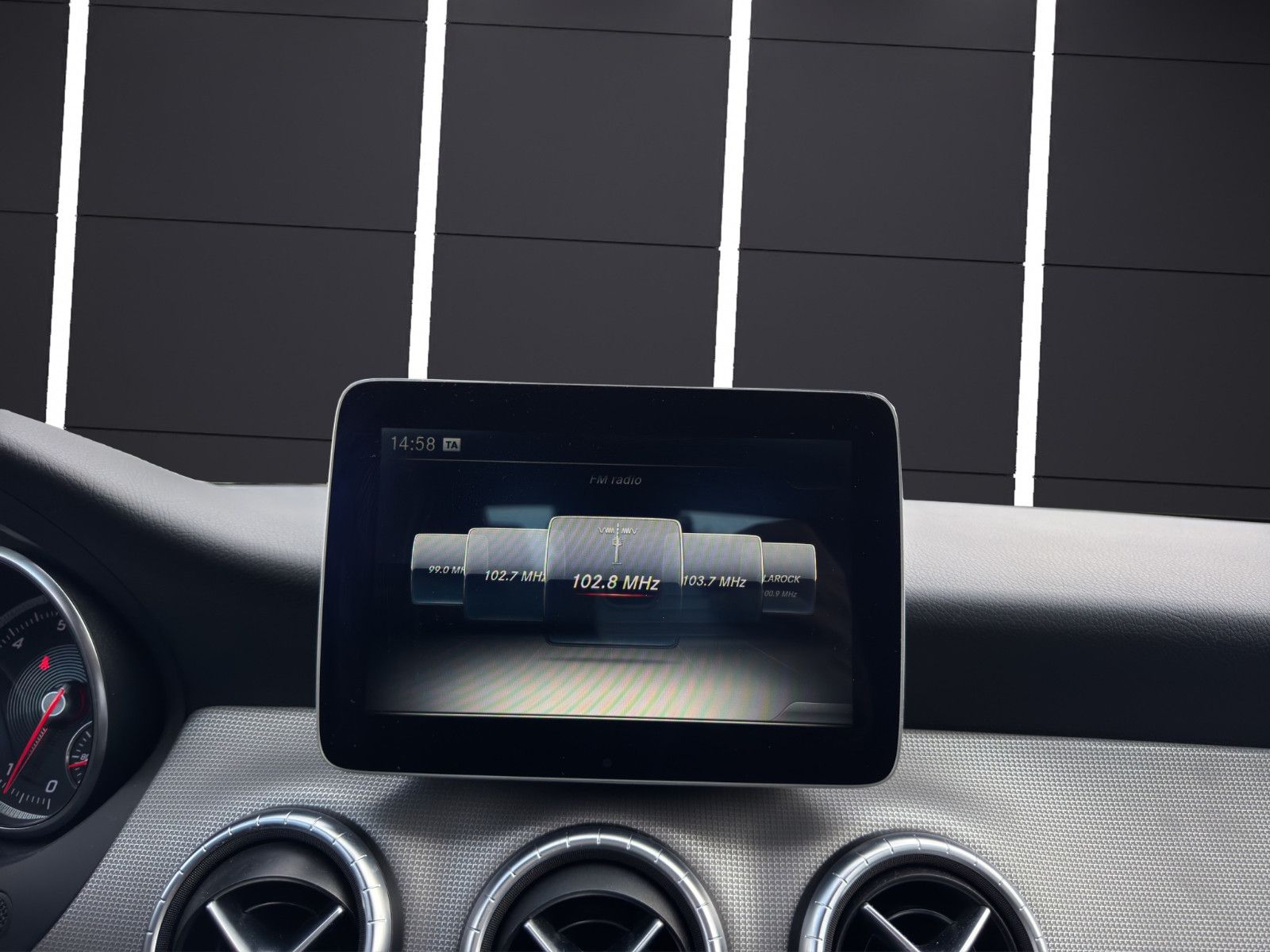 Fahrzeugabbildung Mercedes-Benz CLA 180/Urban/Sportpaket/Keyless Go/Ambiente