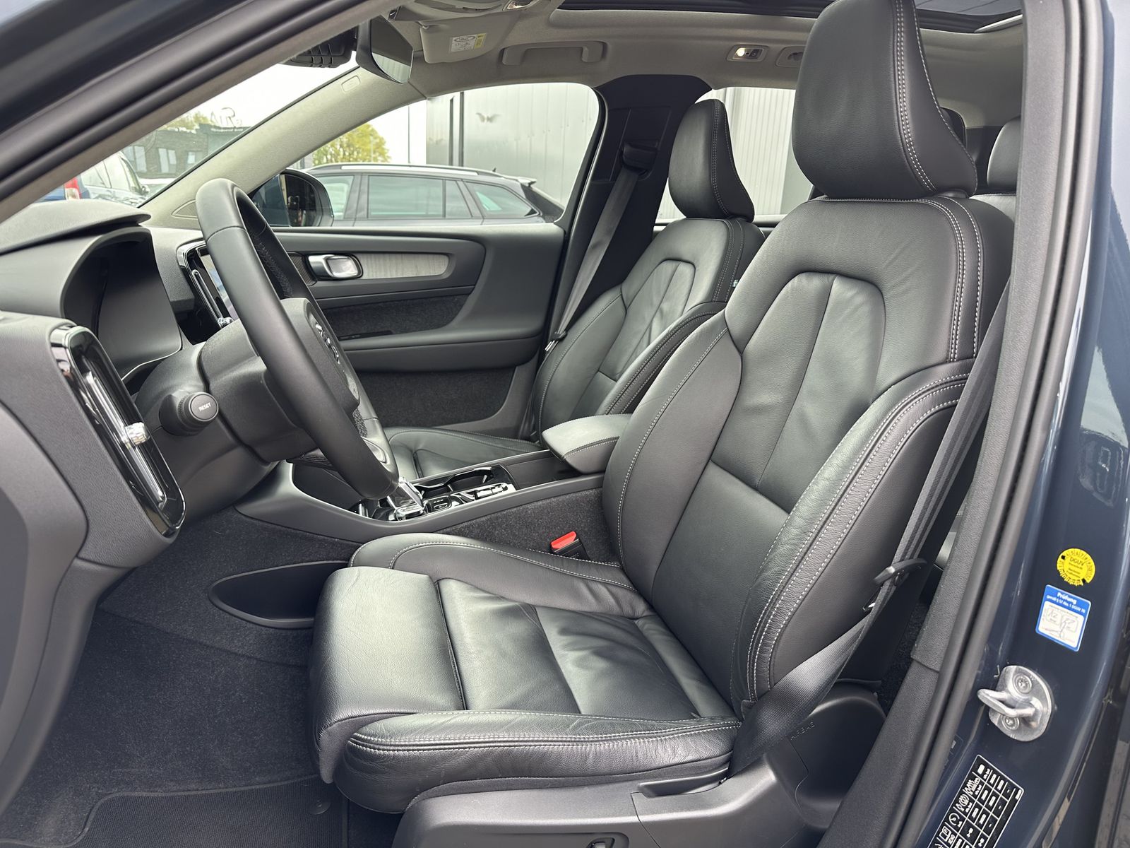 Fahrzeugabbildung Volvo XC40 T4 Recharge Inscription NAV+LED+KAM+PANO+VC