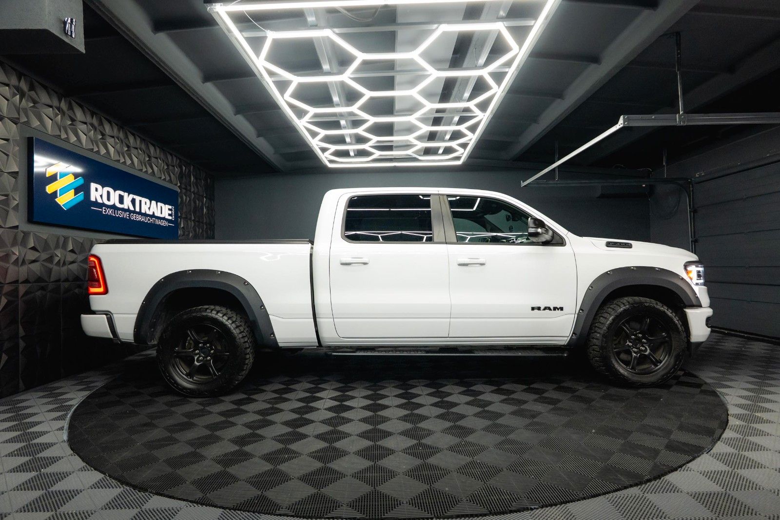 Fahrzeugabbildung Dodge RAM 5.7 V8 HEMI 4x4 OFFROAD Night-Paket LONGBED