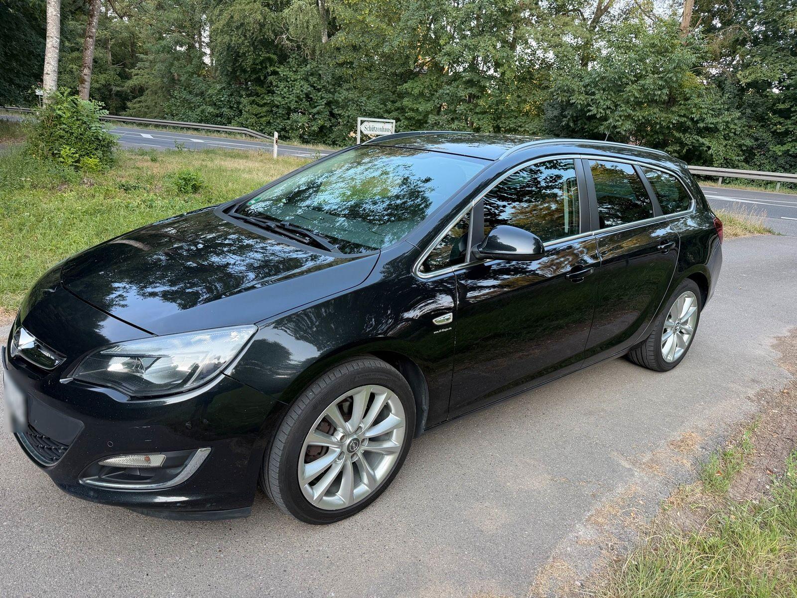 Opel Astra 2013 — rear view