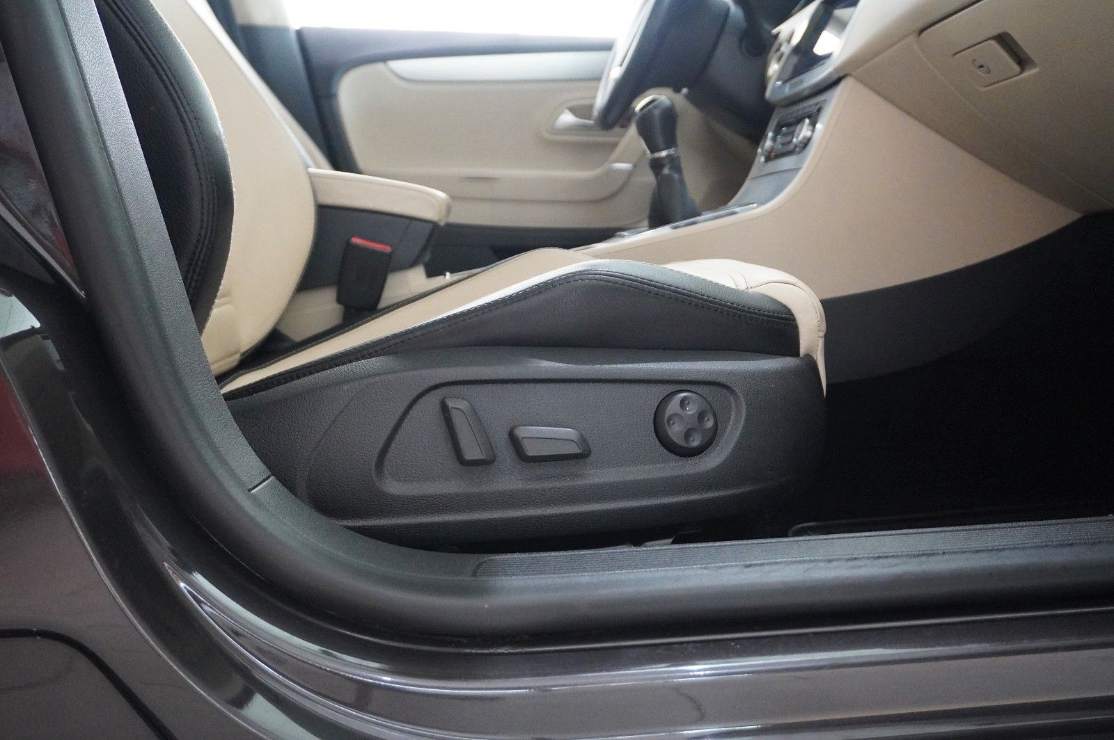 Fahrzeugabbildung Volkswagen Passat CC 2.0 TDI COUPE NAVI/BI-XENON/SHZ/PANO.