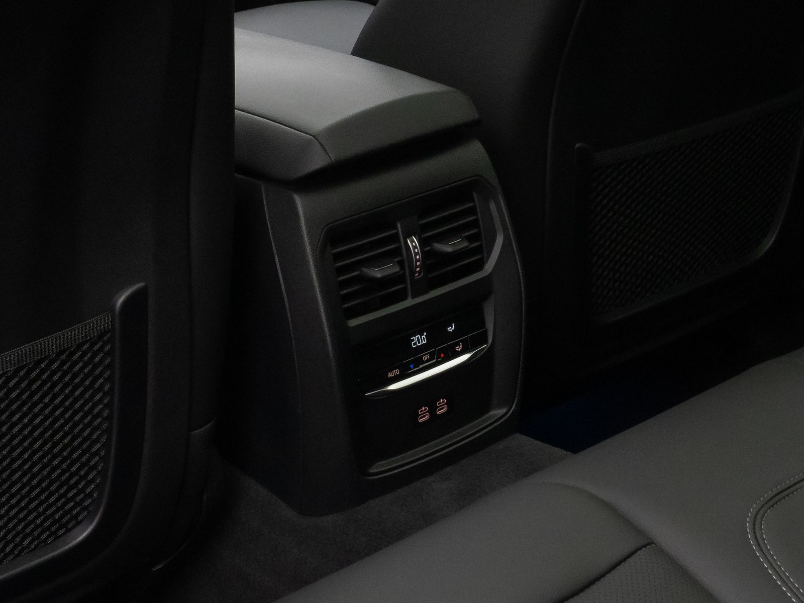 Fahrzeugabbildung BMW 330e xD Luxury Line Panorama Kamera HUD DAB AHK