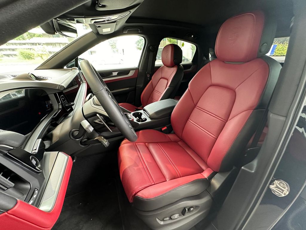 Porsche Cayenne Facelift/gr-rot/Pan/Mtx/ACC/14W/21