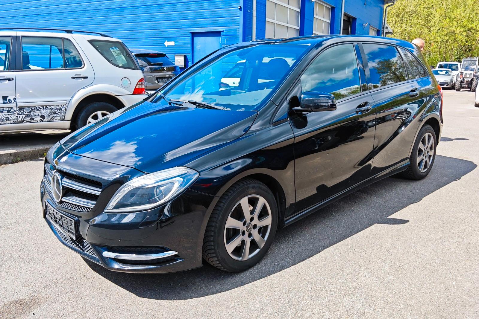 Mercedes-Benz B 180 Automatik Night und Sportpaket LED