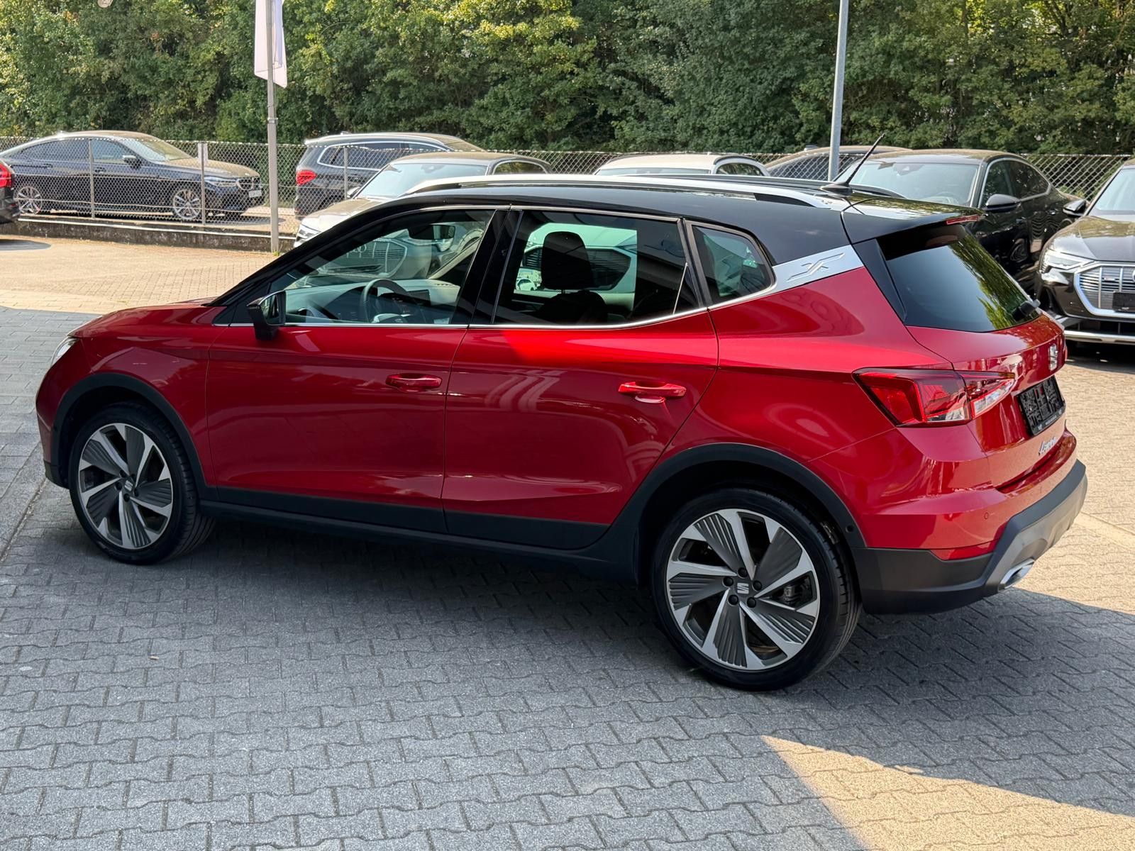 Fahrzeugabbildung SEAT Arona 1,5 TSI FR DSG >LED+NAVI+SHZ+KAM+ACC+DAB+