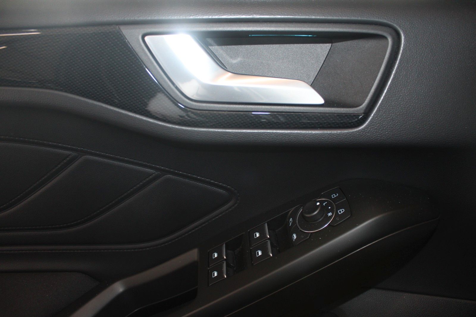 Fahrzeugabbildung Ford Focus ST-Line X AHK M-LED STDHZ B&O ACC WinterP.