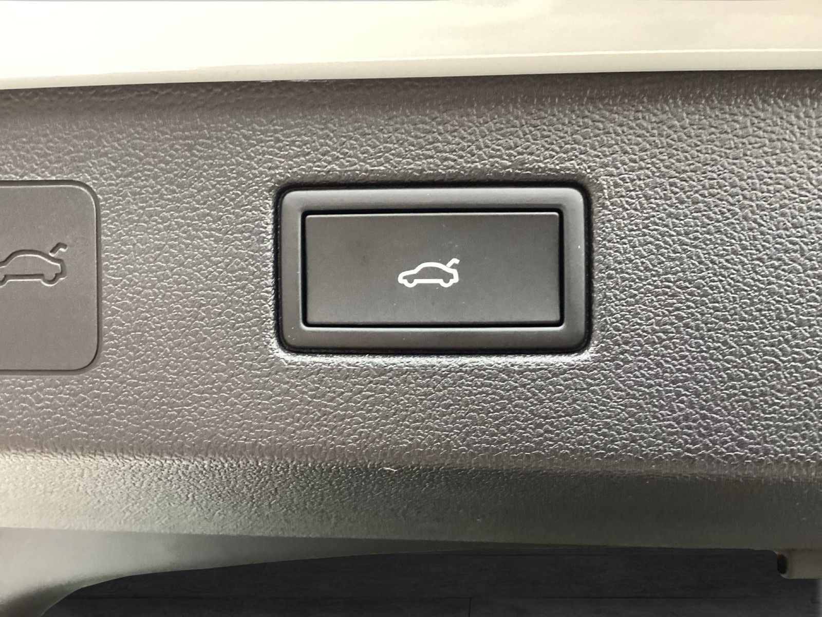 Fahrzeugabbildung Volkswagen T-Roc eTSI Style DSG Matrix AHK Navi AID HUD ACC