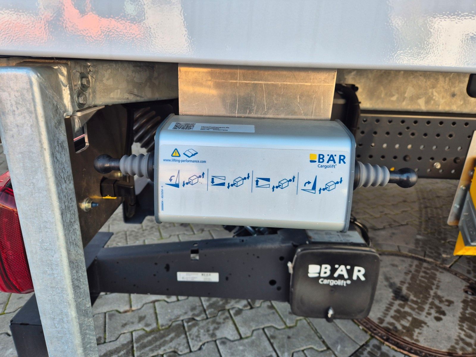 Fahrzeugabbildung Iveco Eurocargo ML160E28/P Carrier Supra 1250 LBW Tür