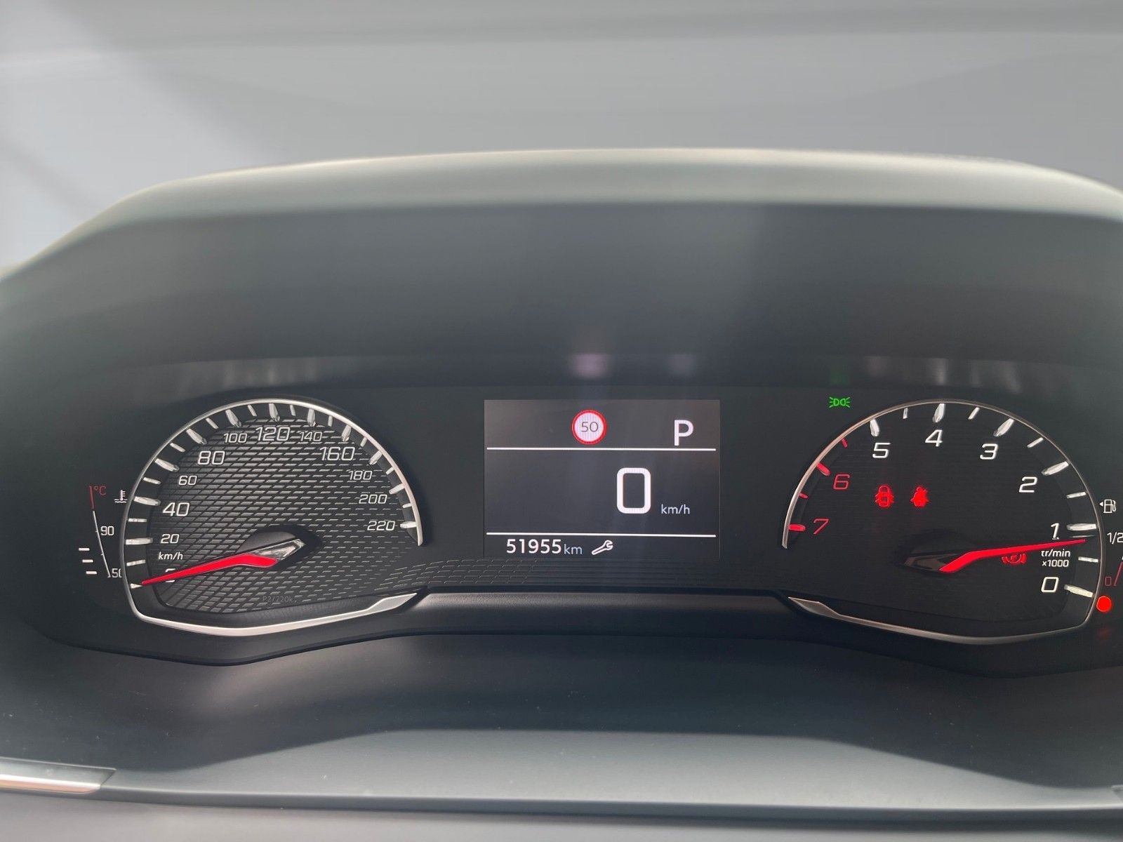 Peugeot 208 PureTech 100 EAT8 Allure – Bild 12