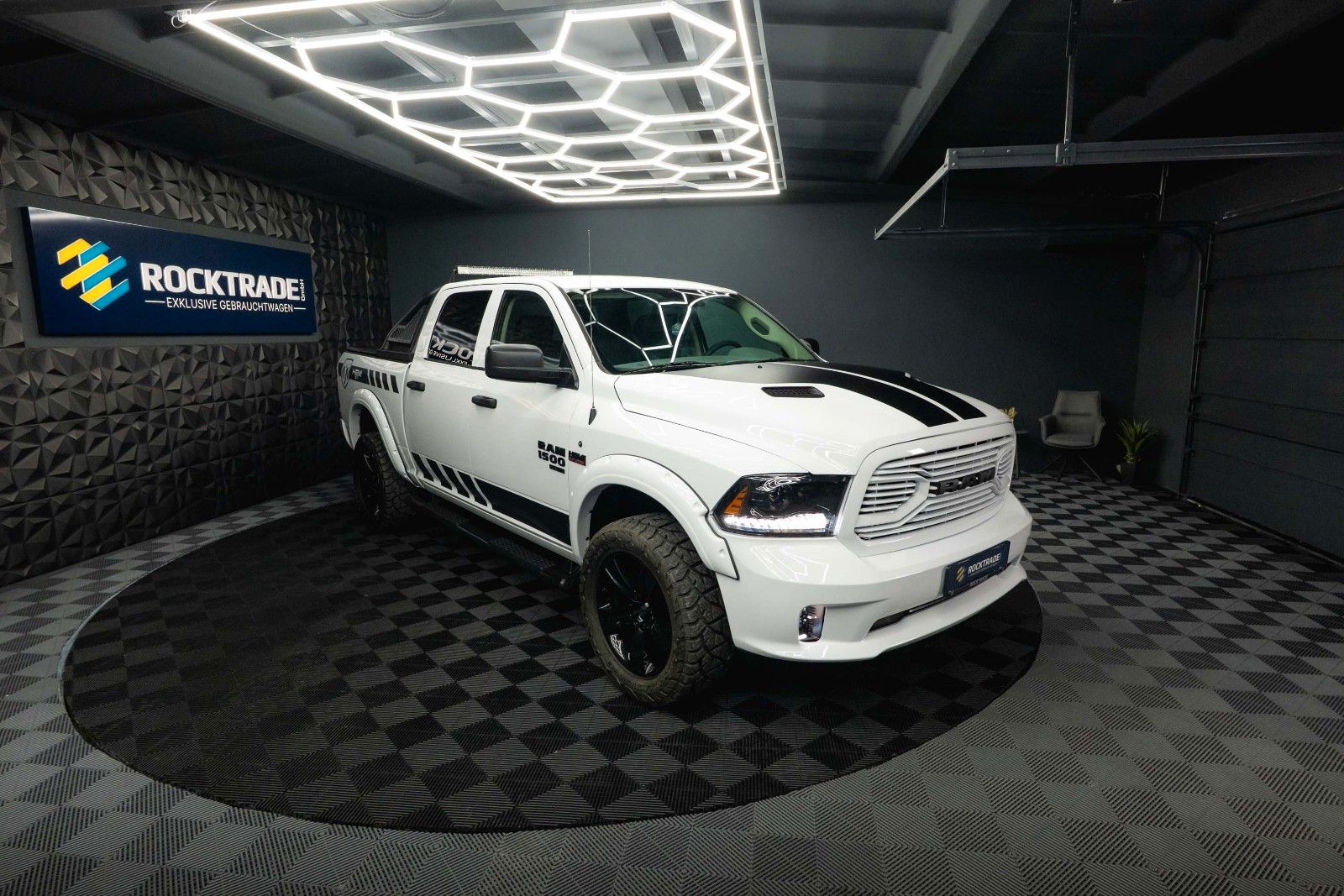 Fahrzeugabbildung Dodge RAM 5.7 V8 HEMI 4x4 OFFROAD Night-Paket *LED*19%