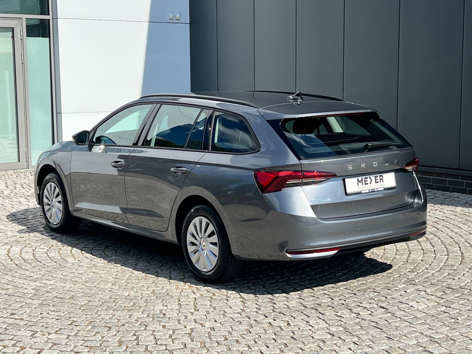 Fahrzeugabbildung SKODA Octavia Combi Essence 2.0 TDI *AHK, LED, SmartLi