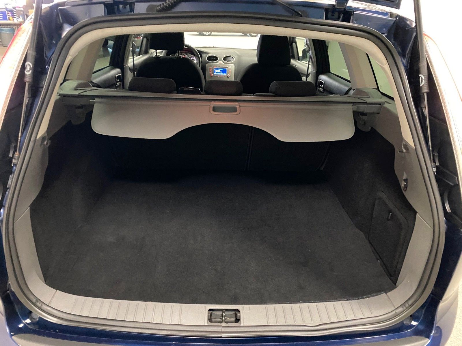 Fahrzeugabbildung Ford Focus 1.6 Turnier+NAVIGATION+GARANTIE+PDC+KLIMA+