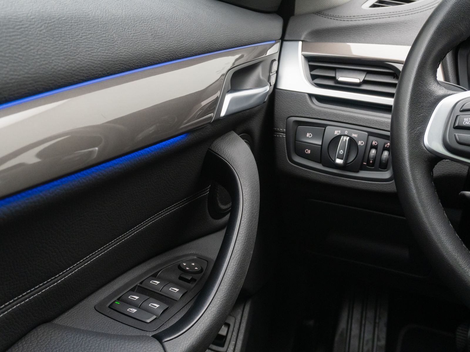 Fahrzeugabbildung BMW X1 sD18i xLine Panoram Kamera HUD DAB HiFi Alarm