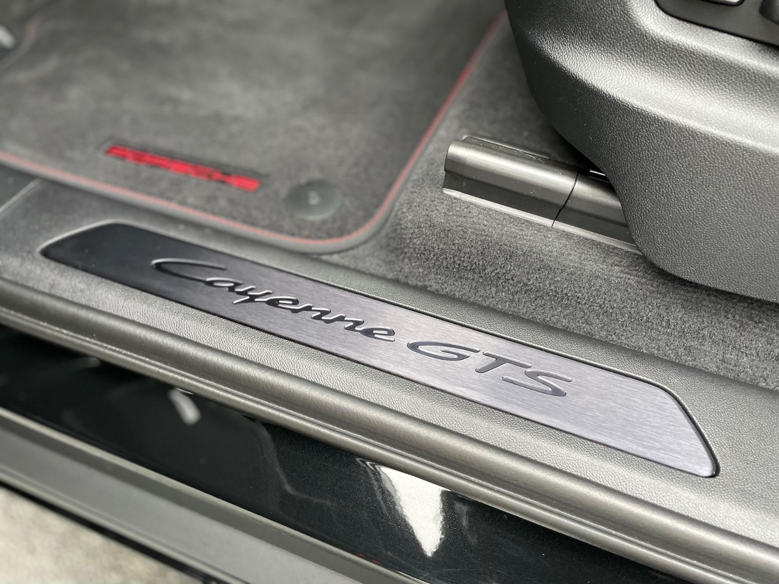 Fahrzeugabbildung Porsche Cayenne GTS Coupé |HUD|Matrix|ACC|AHK|Carbon|22"