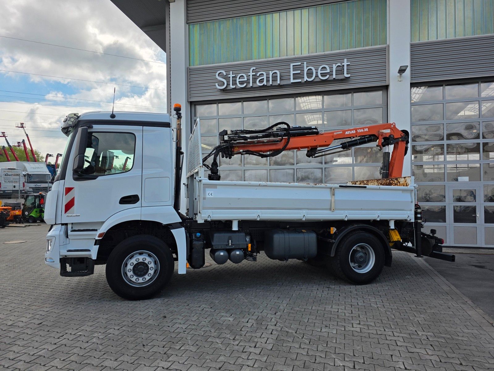 Fahrzeugabbildung Mercedes-Benz Arocs 1835 KK Heckkran Atlas 126.3E-A3L Funk