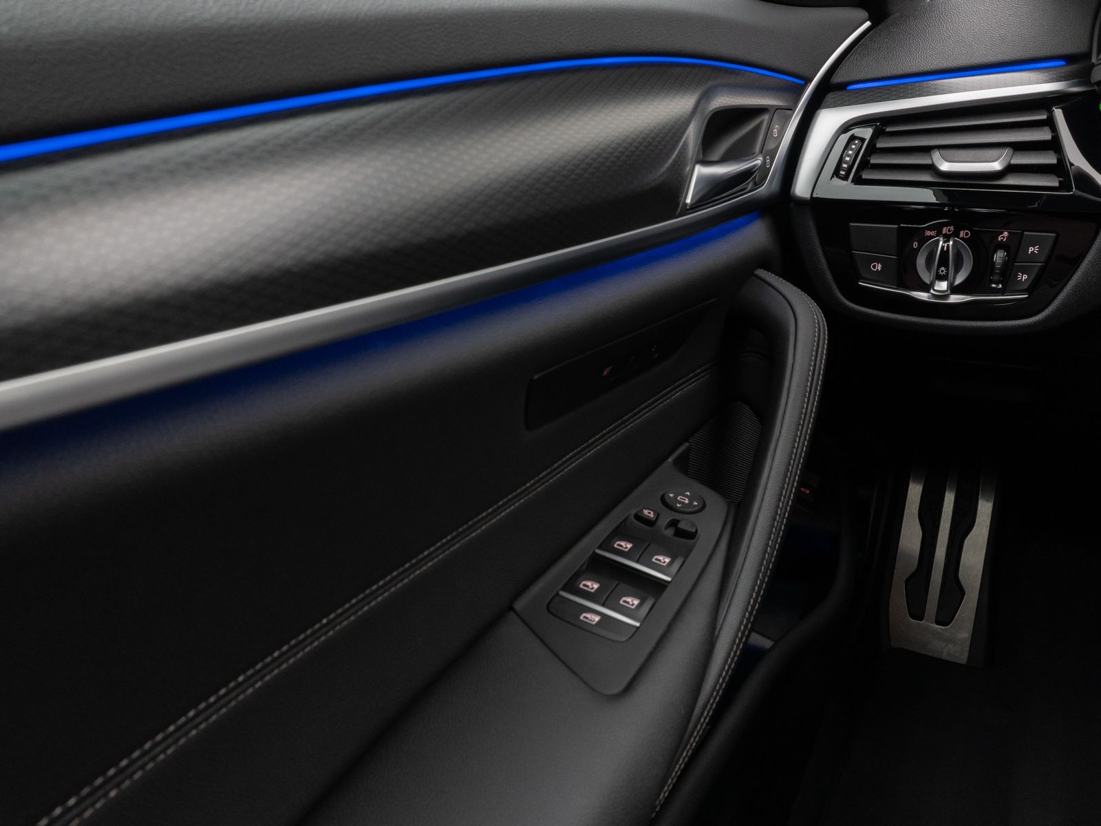 Fahrzeugabbildung BMW 530d xD M Sport Kamera Laser HUD DAB AHK Komfort