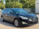 Hyundai i40 cw Premium|Kamera|Leder|Navi| - Hyundai i40 mit Benzin-Antrieb: Automatik