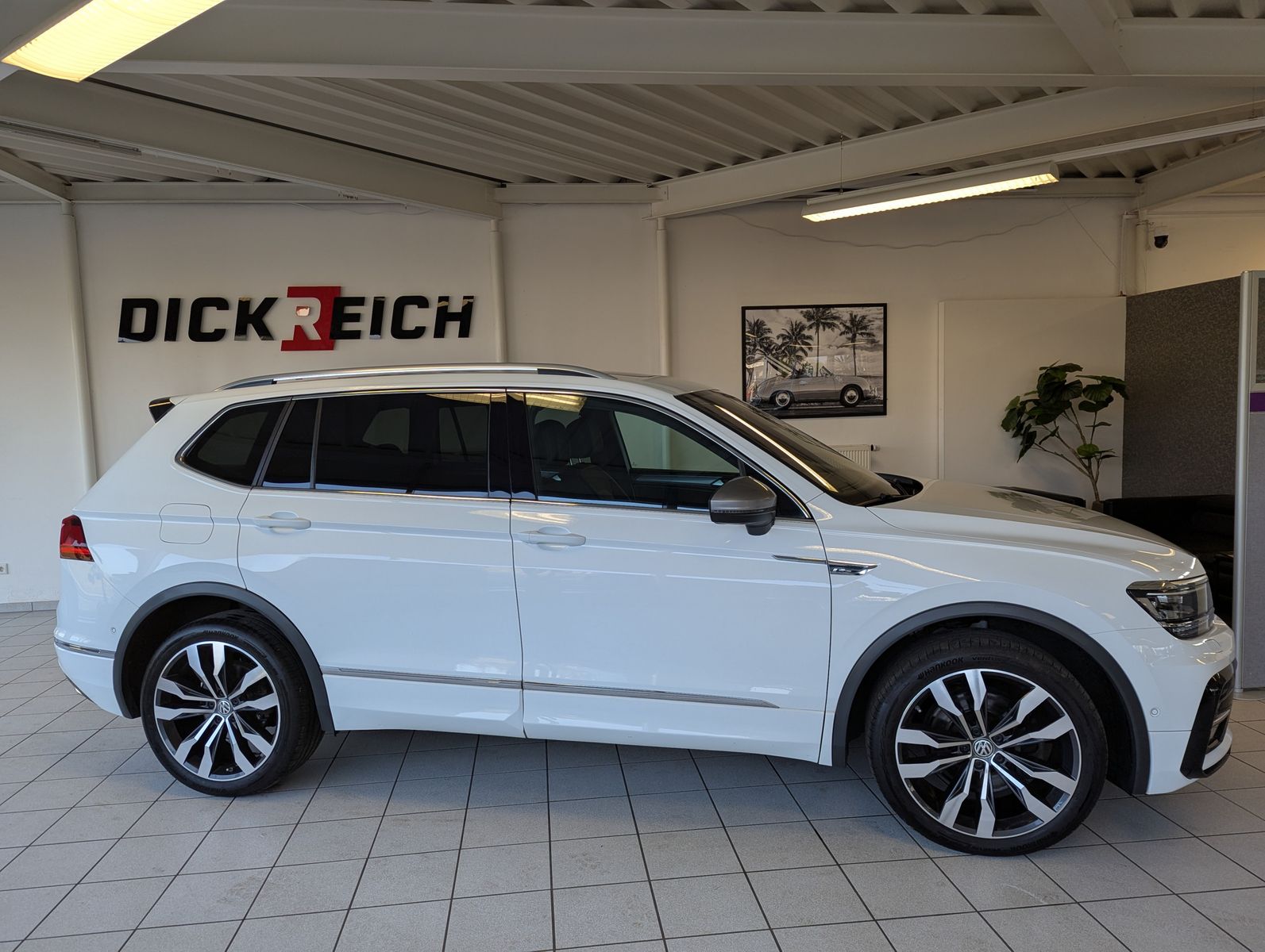 VW Tiguan Allspace 2.0 TDI DSG R-Line 4M Pano AHK - Image 8