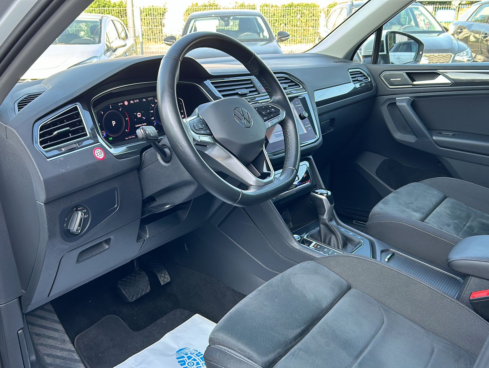 Fahrzeugabbildung Volkswagen Tiguan 2.0 TDI SCR DSG Elegance