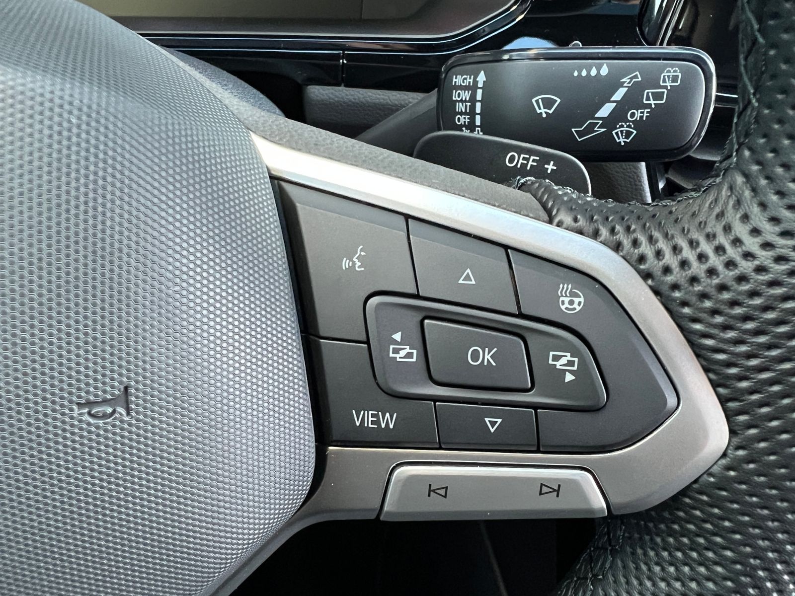 Fahrzeugabbildung Volkswagen T-Roc R-Line 1.5 TSI DSG *AHK, Pano, Black Style