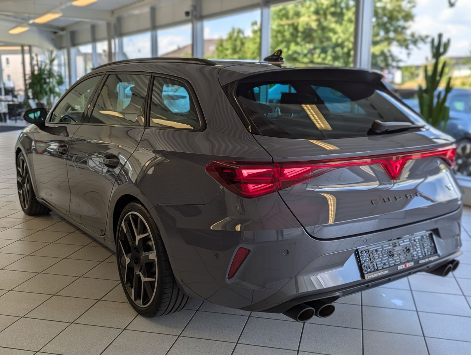 Fahrzeugabbildung CUPRA Leon 2.0 TSI 4D VZ Matrix Pano Sennheiser AHK 19