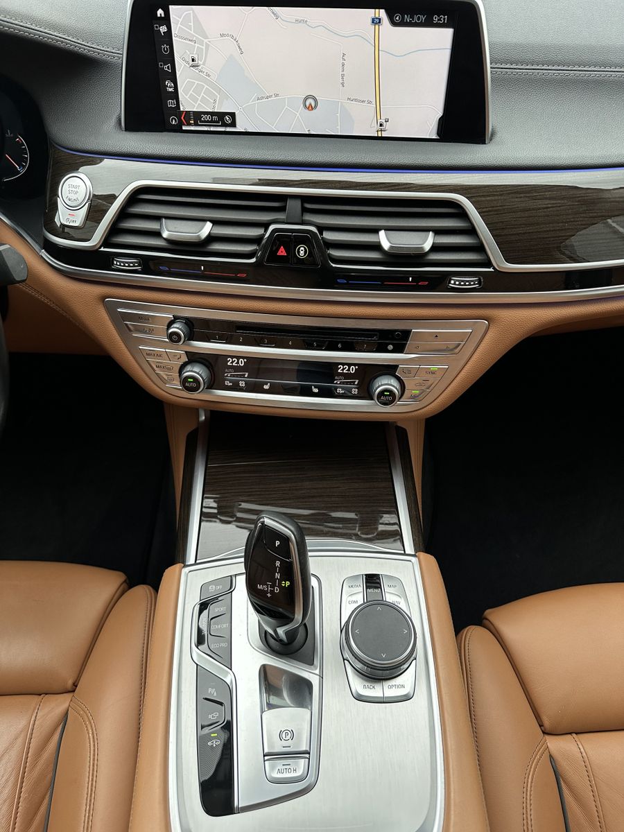 Fahrzeugabbildung BMW 730d NAV+LED+360°+HEADUP+ACC+H&K+GLASDACH+VCOCKP