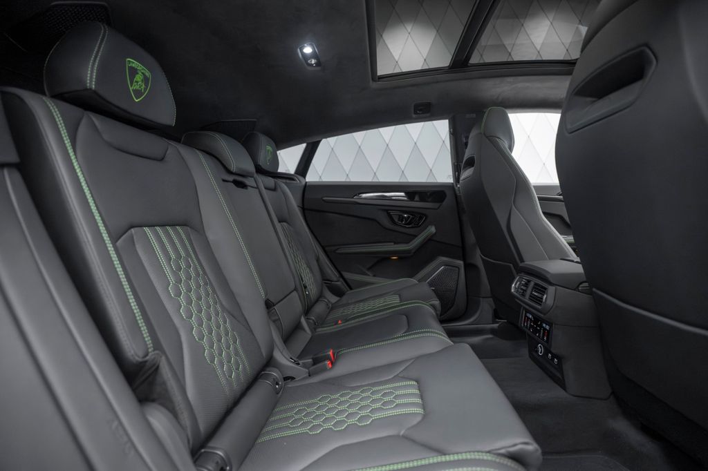 Urus 4.0 V8 SE MATT BLACK AKRAPOVIC CARBON - Bild 18