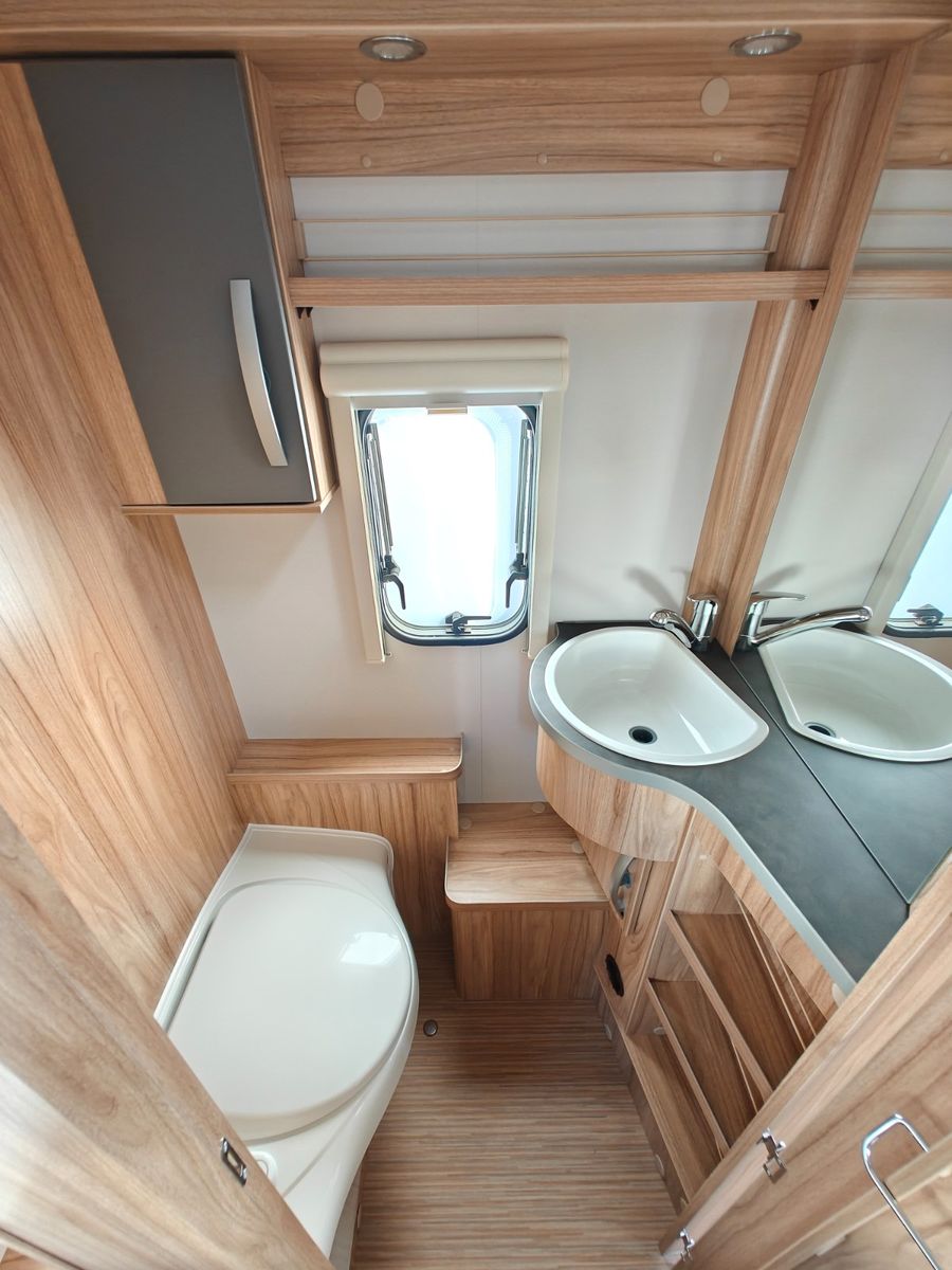 Fahrzeugabbildung HYMER / ERIBA / HYMERCAR Feeling 425 Schlafdach - SPRING SALE -