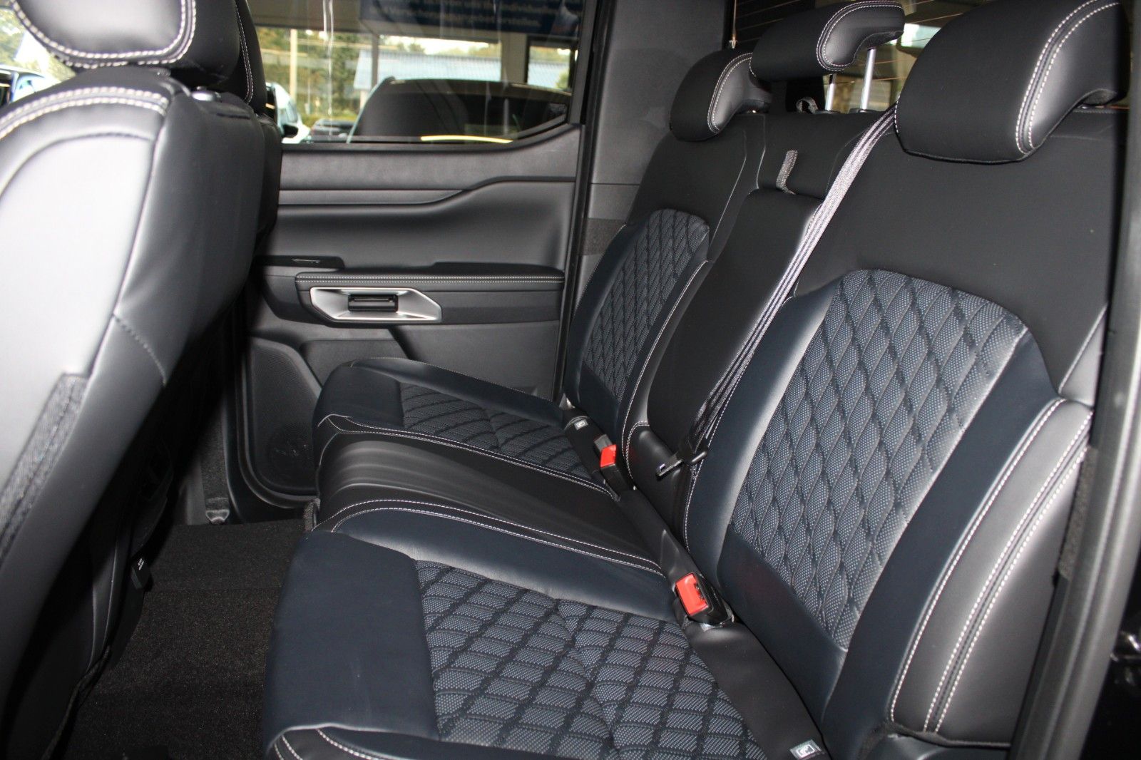 Fahrzeugabbildung Ford Ranger Platinum Automatik LEDER B&O ROLLO AHK