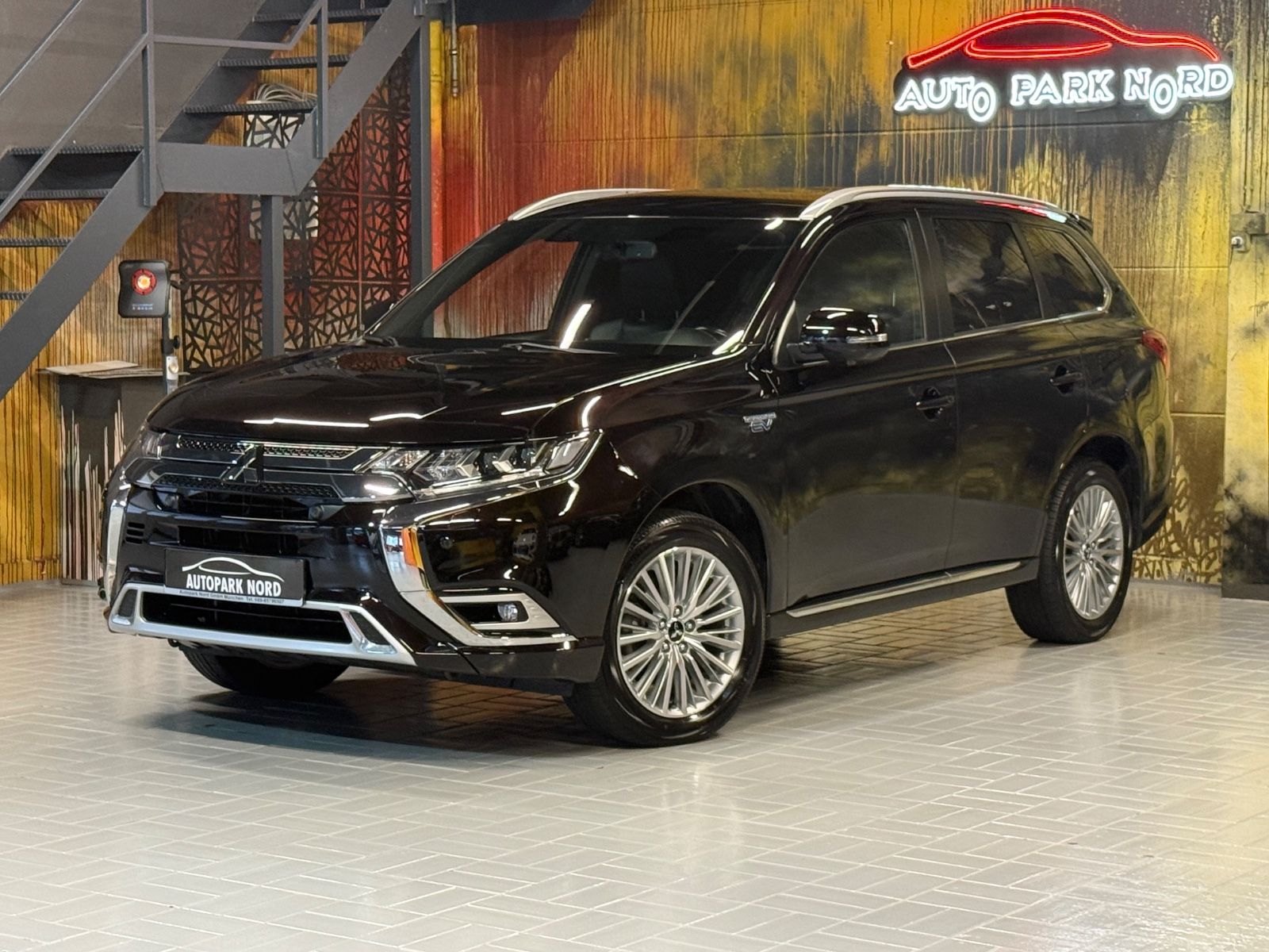 Mitsubishi Outlander 2.4 MIVEC PLUG-IN HYBRID 4WD Aut. LED imagem 3
