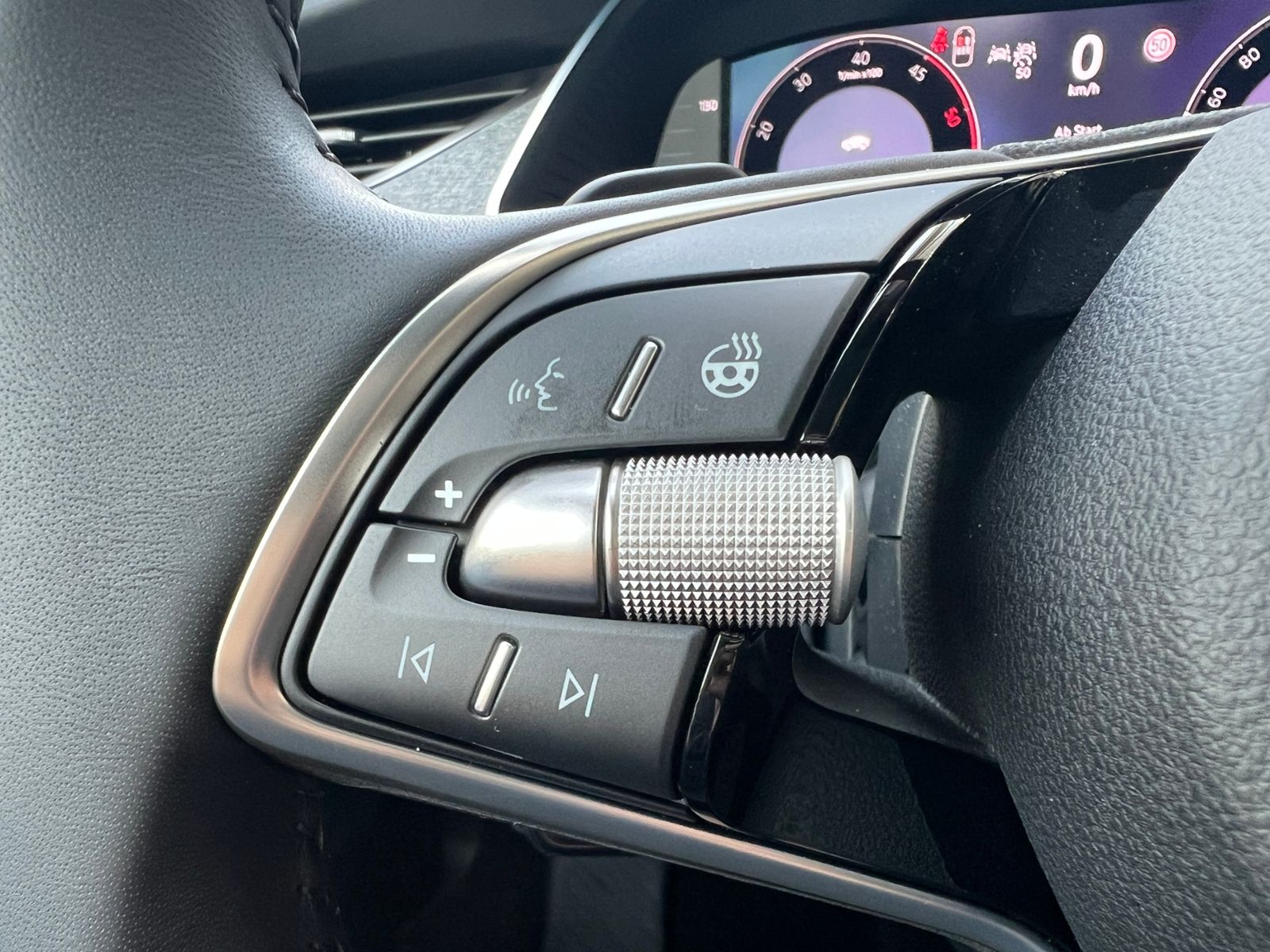 Fahrzeugabbildung SKODA Octavia Combi Tour 2.0 TDI DSG *AHK, LED, ACC, K