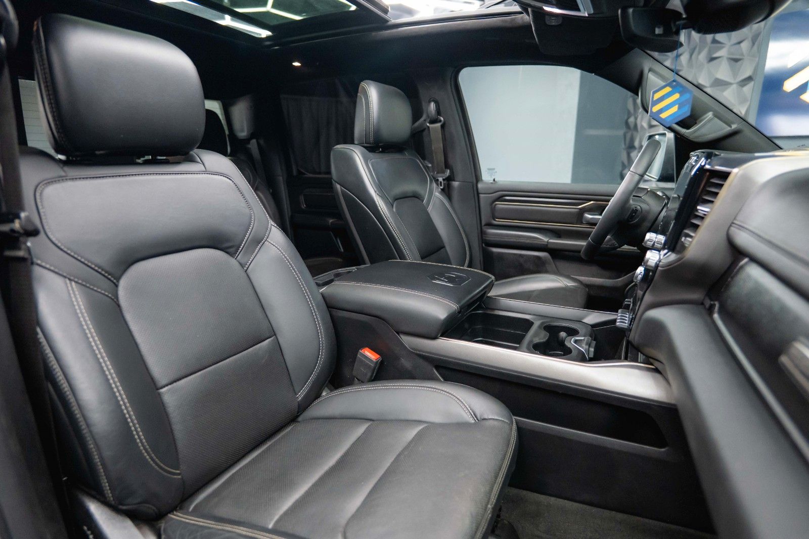 Fahrzeugabbildung Dodge RAM 5.7 V8 HEMI 4x4 NIGHT LARAMIE *Pano*RAMBOX*