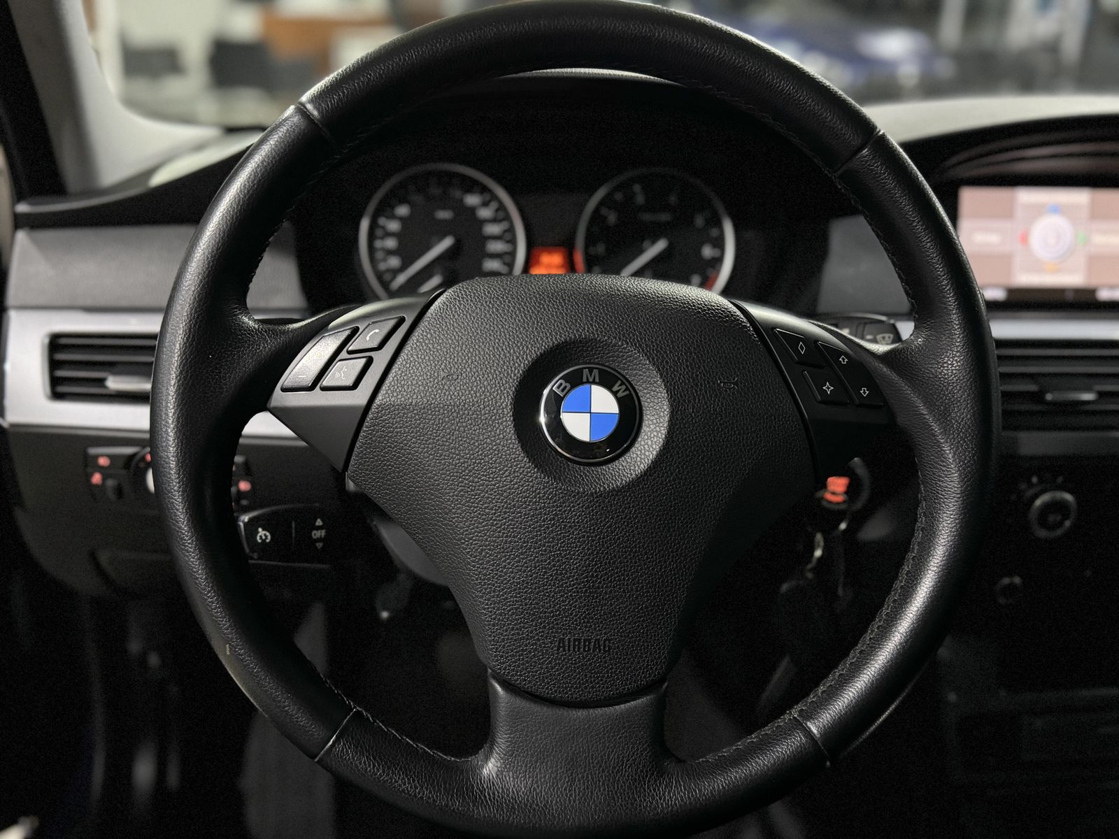 Fahrzeugabbildung BMW 523 i Lim. Glasdach Navi PDC Lordos Sitzhzg