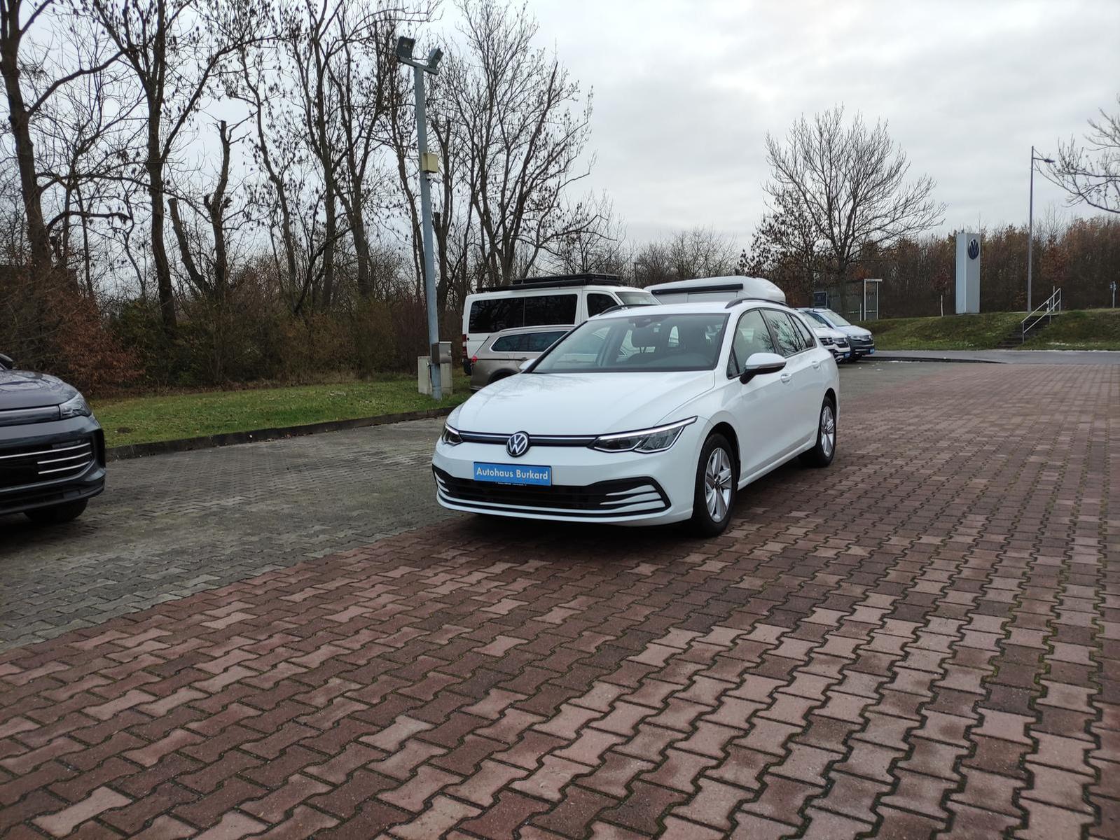 Volkswagen Golf Var. Life 1.0 eTSI+110Ps+DSG+AHZV+Navi+AppC