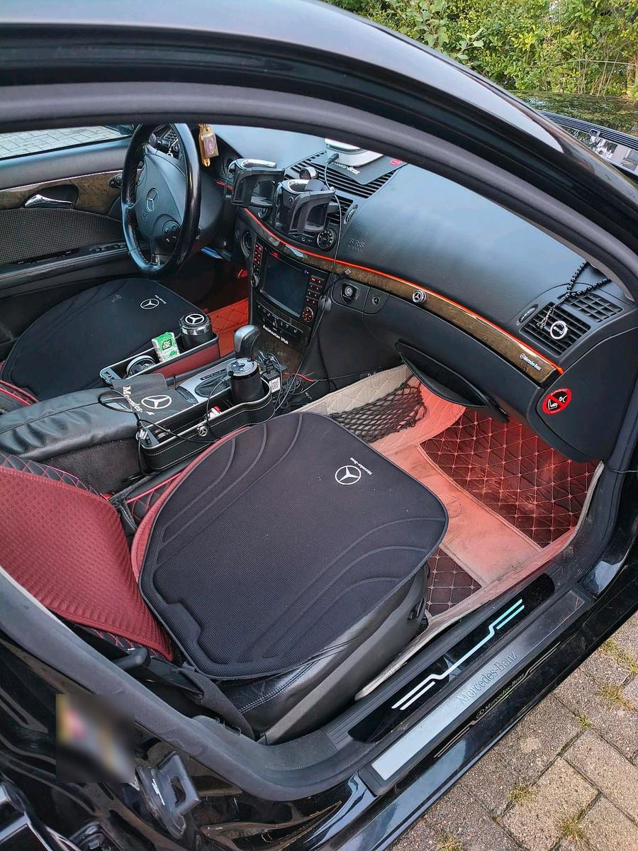 Mercedes-Benz E220 2004 — rear view