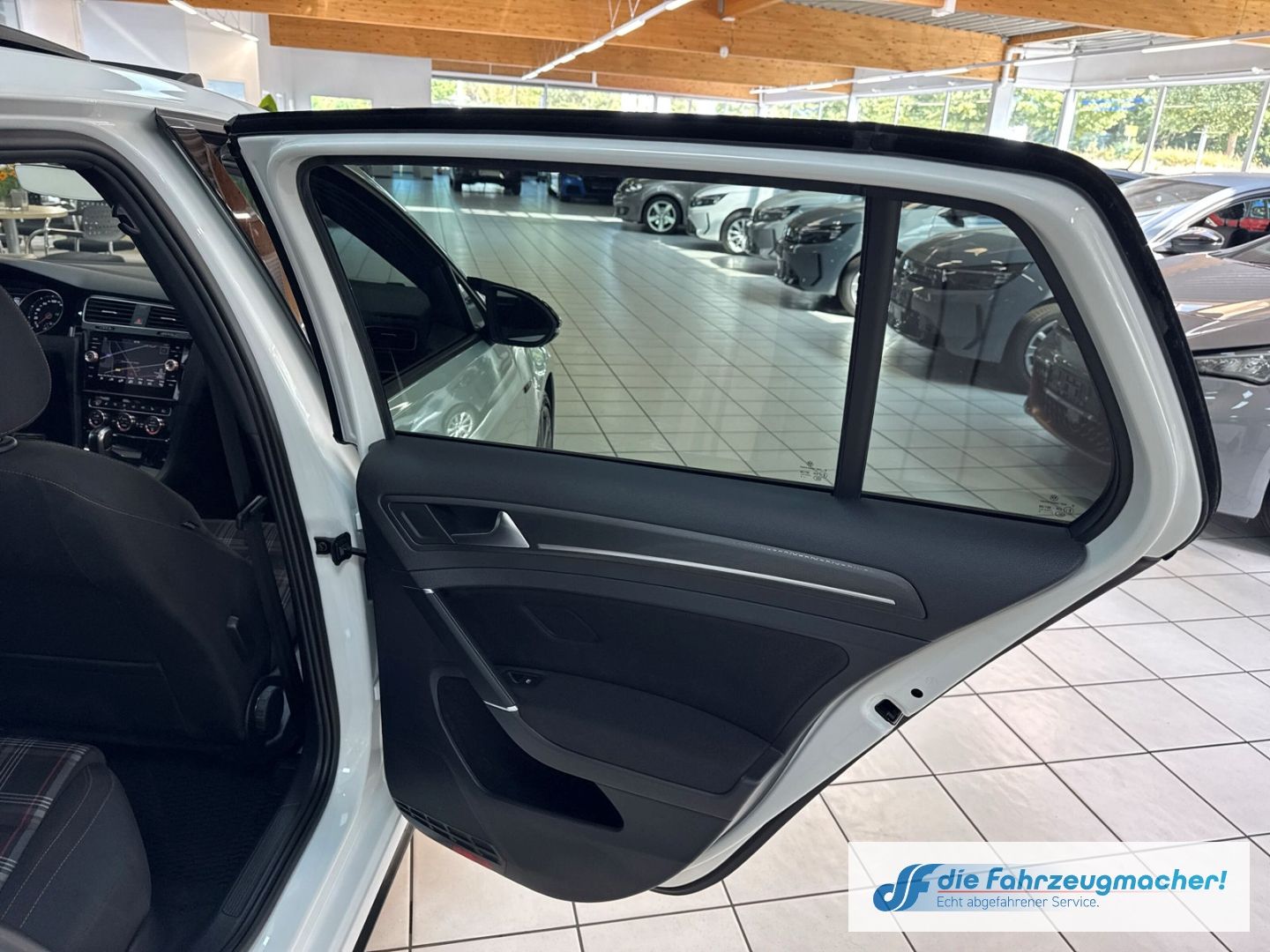 Fahrzeugabbildung Volkswagen Golf VII GTI DSG TOP-Panodach Navi VOLL-LED ACC