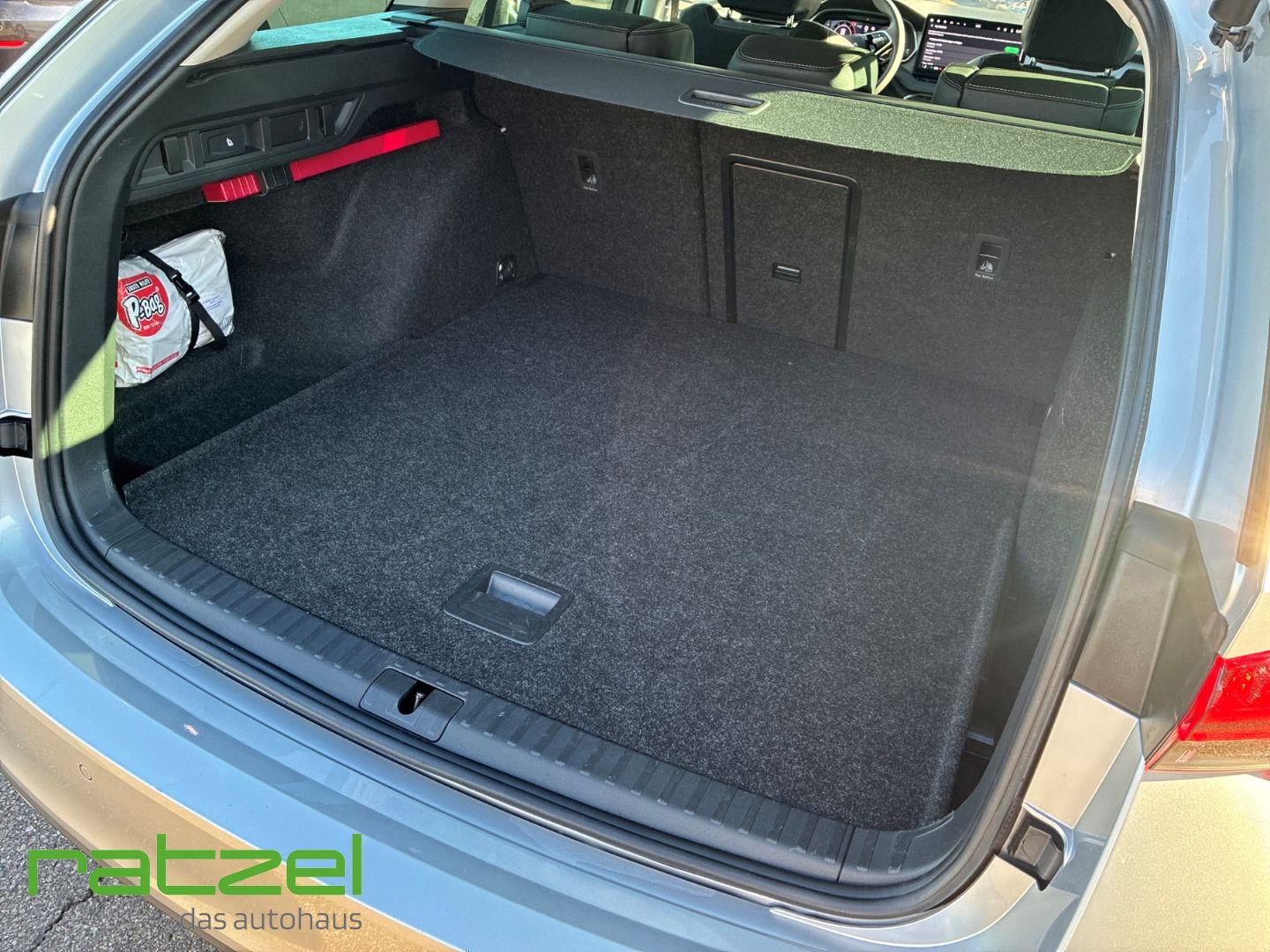 Fahrzeugabbildung SKODA Octavia Combi Selection 2.0 TDI HUD Navi T-Leder
