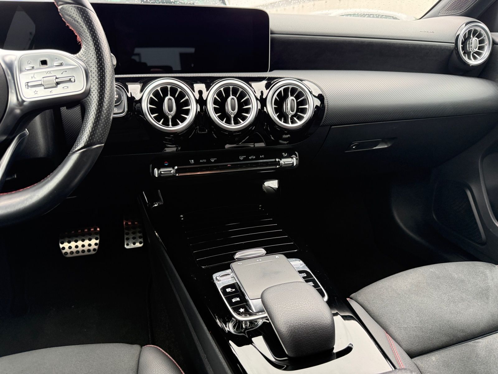 Fahrzeugabbildung Mercedes-Benz A 250 AMG Line 360VIEW AMB KEYLESS