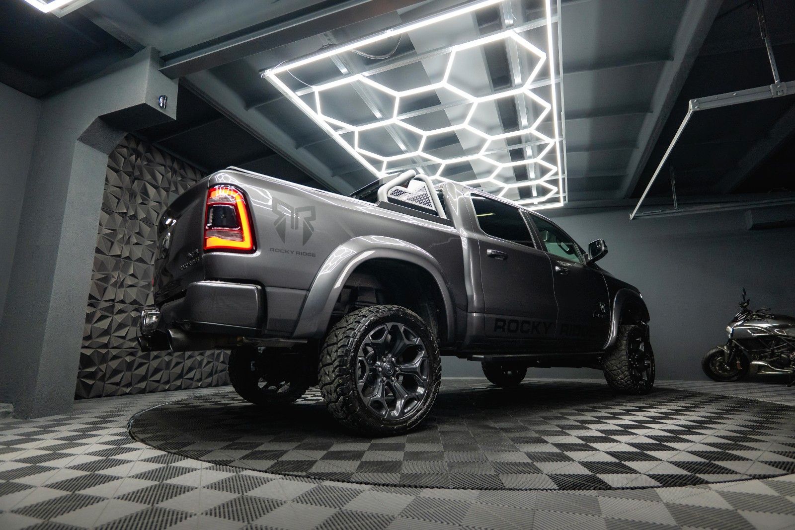 Fahrzeugabbildung Dodge RAM 5.7 V8 HEMI 4x4 ROCKY RIDGE OFFROAD Pano 19%